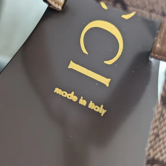 Gucci Brown Sandals with Gold Accents - Picture 4 of 11